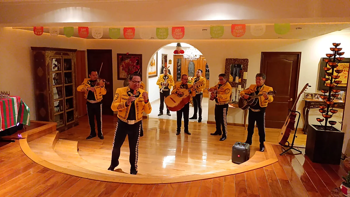 Mariachis profesionales amenizando una celebración en salón con música en vivo